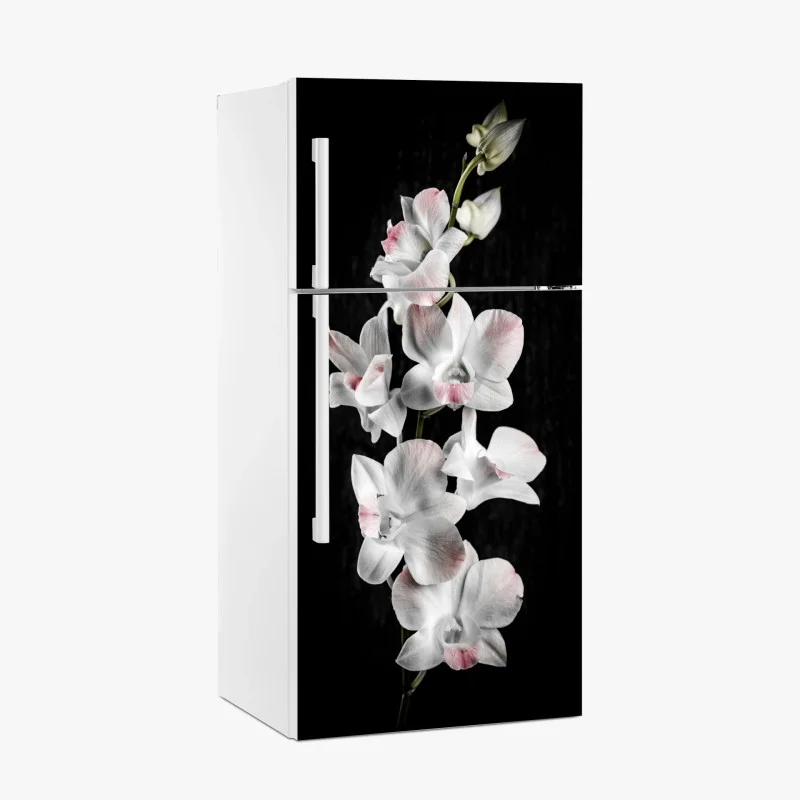 Pegatina para frigorífico orquídeas blancas con toques rosados sobre fondo negro