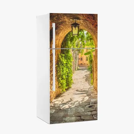 Pegatina para frigorífico callejón medieval en Toscana bañado de luz dorada – Pixers®