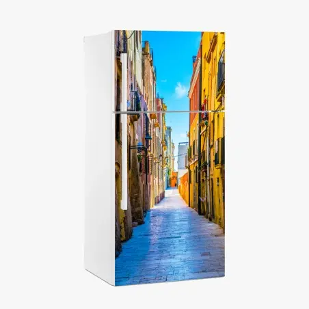 Pegatina para frigorífico calle colorida en casco antiguo mediterráneo – Pixers®