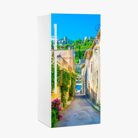 Pegatina para frigorífico callejón soleado en pueblo mediterráneo – Pixers®
