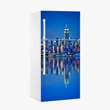 Pegatina para frigorífico panorámica nocturna de Nueva York con reflejos sobre el agua – Pixers®