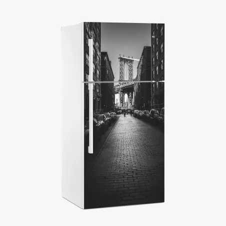 Pegatina para frigorífico calle empedrada con vista al puente de Manhattan – Pixers®