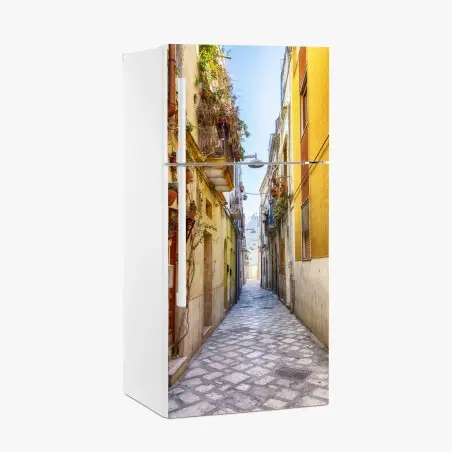 Pegatina para frigorífico calle pintoresca del centro de Brindisi – Pixers®
