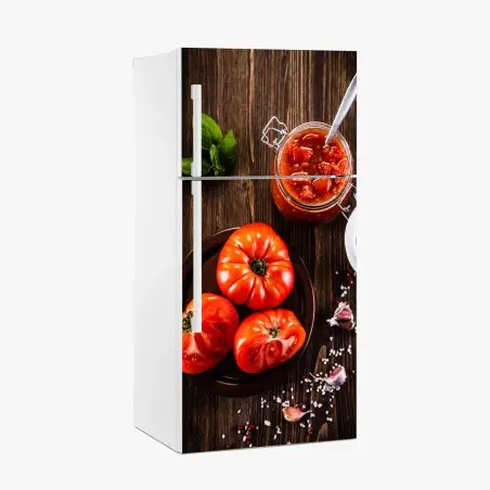 Pegatina para frigorífico tomates maduros y salsa casera sobre madera rústica – Pixers®