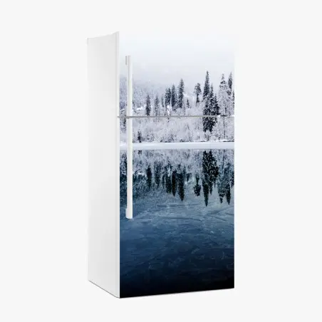 Pegatina para frigorífico serenidad invernal: bosque nevado reflejado – Pixers®