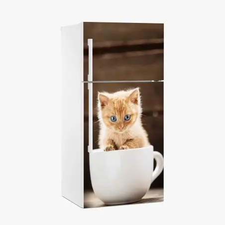 Pegatina para frigorífico gatito pelirrojo en taza sobre fondo rústico – Pixers®