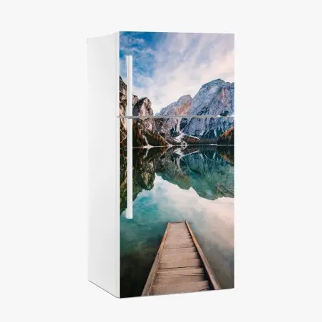 Pegatina para frigorífico muelle hacia el lago reflejado entre montañas – Pixers®