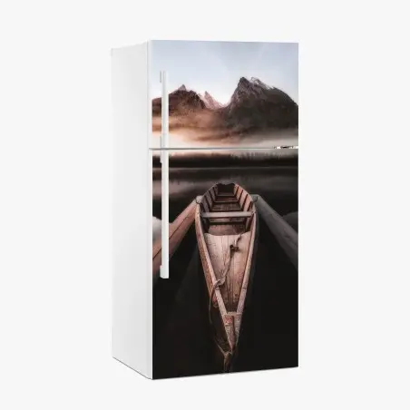 Pegatina para frigorífico barca solitaria en lago montañoso entre niebla – Pixers®