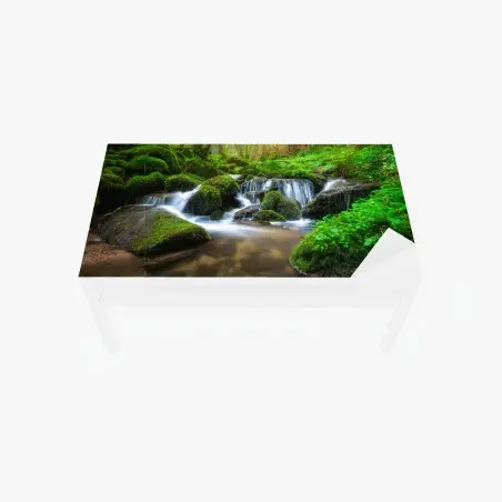 Chapa adhesiva para mesa y escritorio bosque de musgo y cascada serena – Pixers®