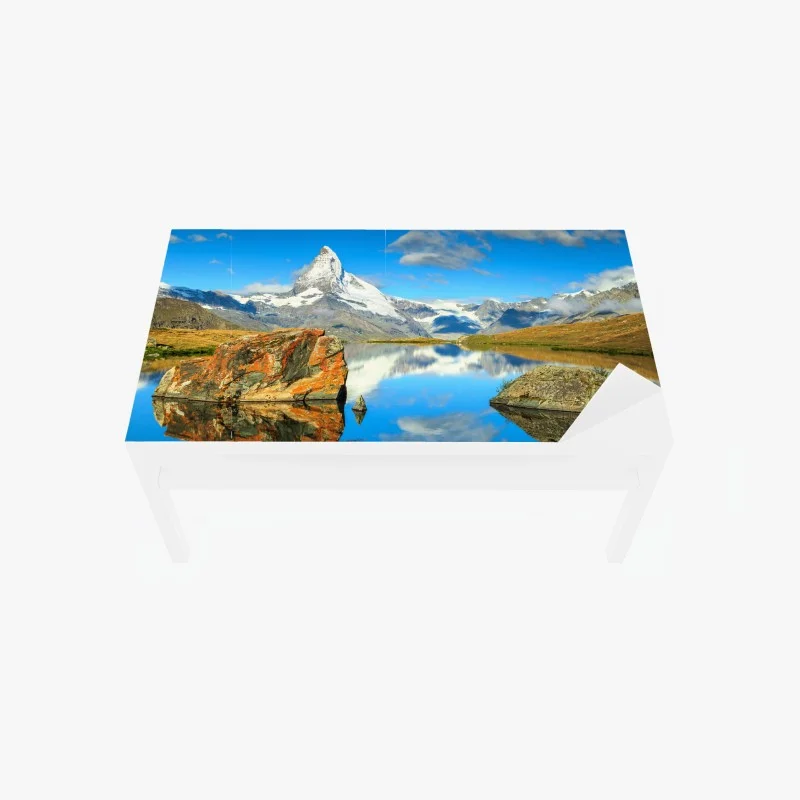 Chapa adhesiva para mesa y escritorio reflejo del Matterhorn en lago alpino
