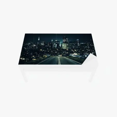 Chapa adhesiva para mesa y escritorio camino nocturno hacia la ciudad iluminada – Pixers®