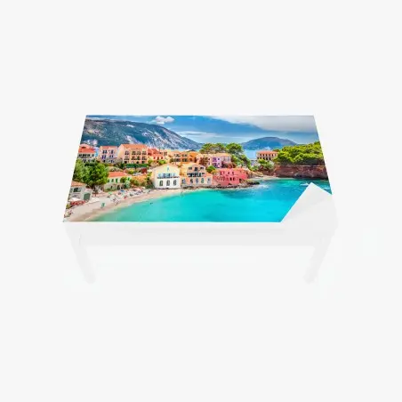Chapa adhesiva para mesa y escritorio encanto costero de Assos, Kefalonia – Pixers®
