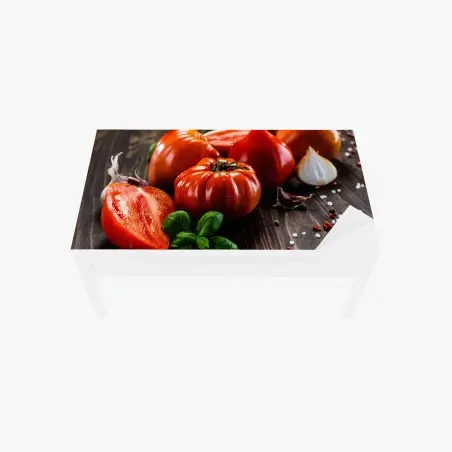 Chapa adhesiva para mesa y escritorio tomates rústicos y albahaca sobre madera – Pixers®