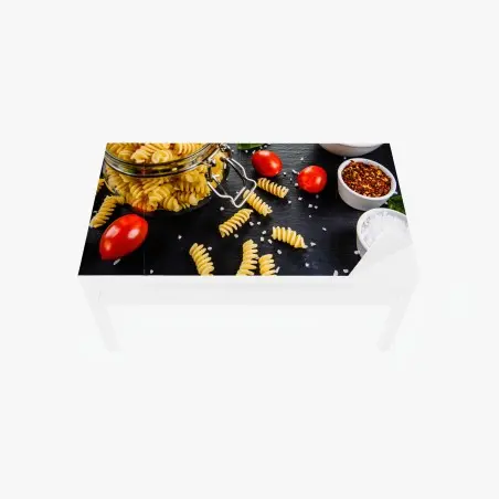 Chapa adhesiva para mesa y escritorio escena mediterránea de pasta fusilli y tomates cherry – Pixers®