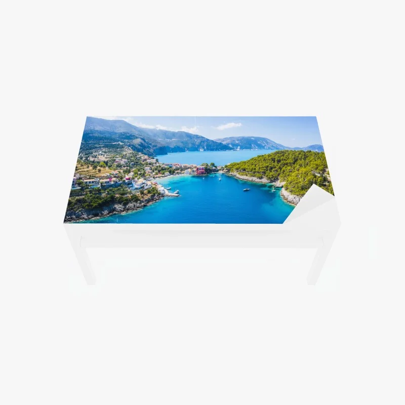 Chapa adhesiva para mesa y escritorio bahía de aguas turquesa y pinos