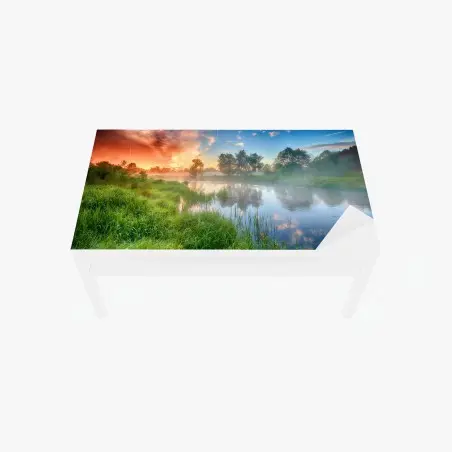 Chapa adhesiva para mesa y escritorio amanecer dorado en la ribera del río – Pixers®