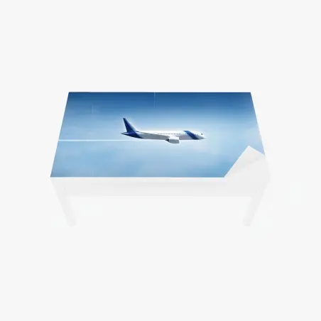 Chapa adhesiva para mesa y escritorio avión en vuelo sobre cielo azul despejado – Pixers®