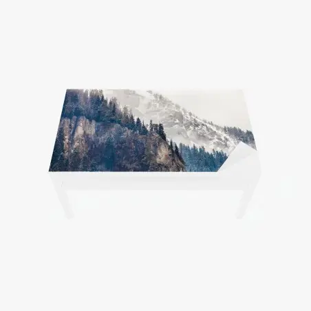 Chapa adhesiva para mesa y escritorio acantilado nevado y bosque de pinos – Pixers®