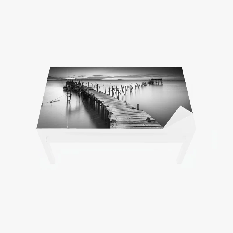 Chapa adhesiva para mesa y escritorio muelle antiguo sobre aguas serenas en blanco y negro