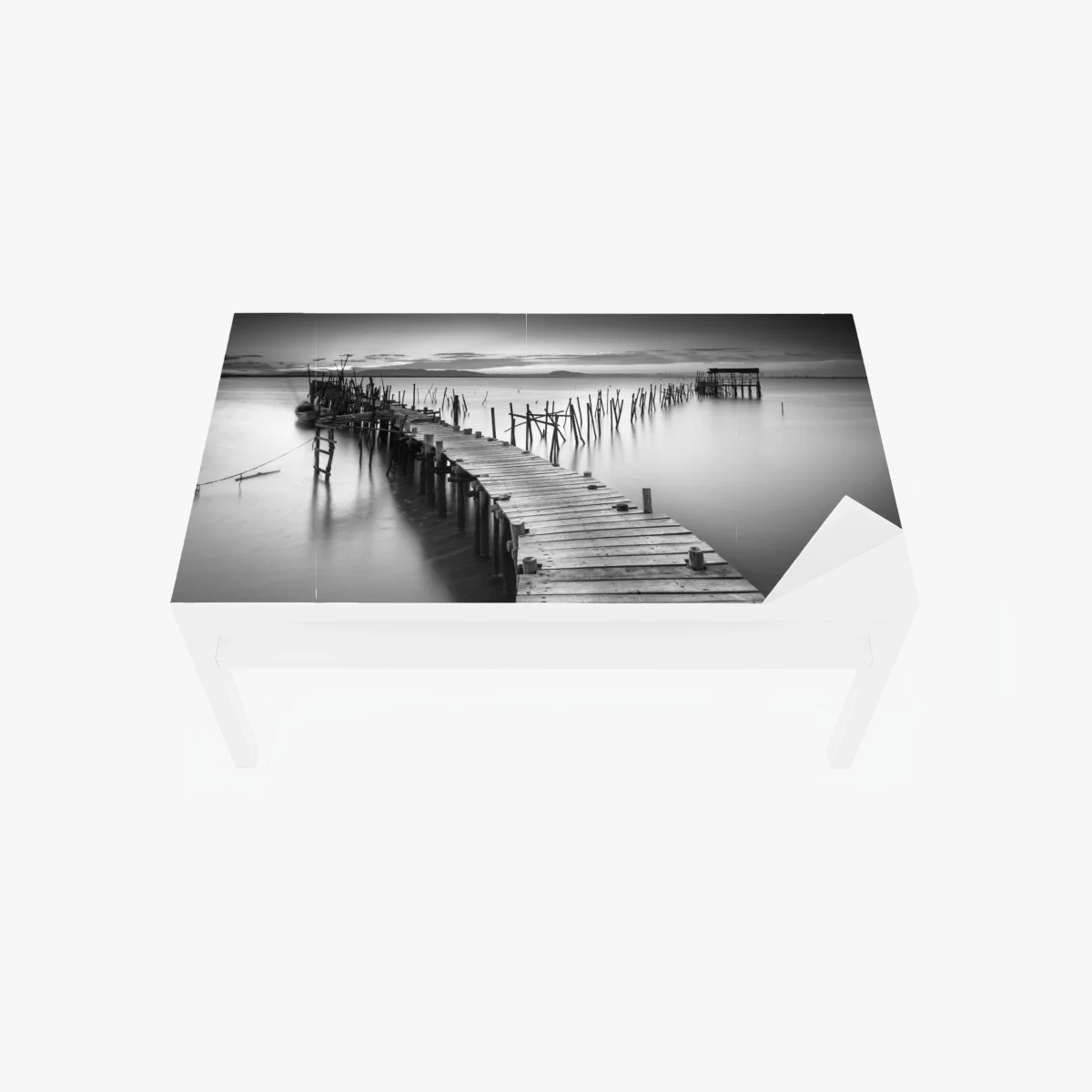 Chapa adhesiva para mesa y escritorio muelle antiguo sobre aguas serenas en blanco y negro – Pixers® Chapa adhesiva para mesa y escritorio muelle antiguo sobre aguas serenas en blanco y negro – Pixers®