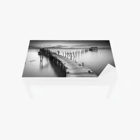 Chapa adhesiva para mesa y escritorio muelle antiguo sobre aguas serenas en blanco y negro – Pixers®