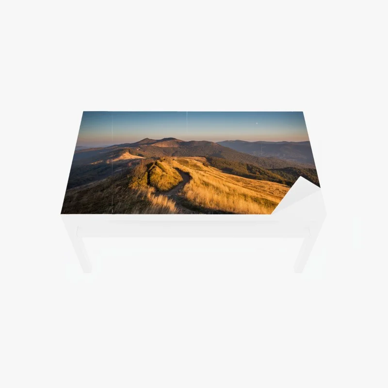 Chapa adhesiva para mesa y escritorio sendero entre colinas doradas al amanecer