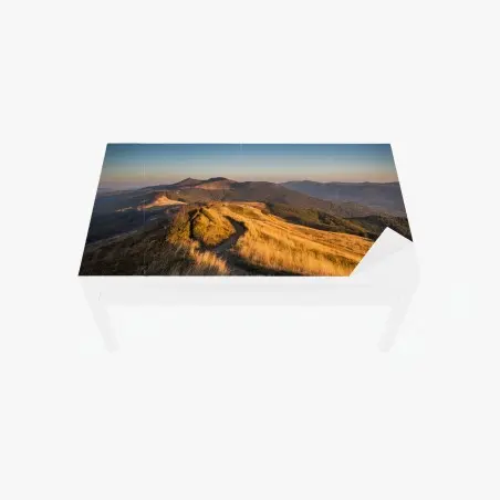 Chapa adhesiva para mesa y escritorio sendero entre colinas doradas al amanecer – Pixers®