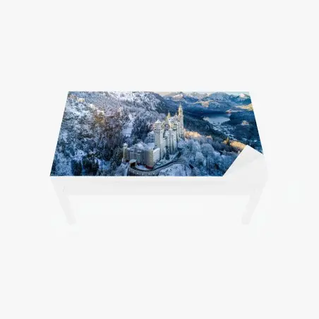Chapa adhesiva para mesa y escritorio castillo nevado entre montañas y lago – Pixers®
