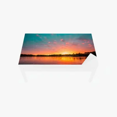 Chapa adhesiva para mesa y escritorio atardecer sobre el lago en tonos vibrantes – Pixers®