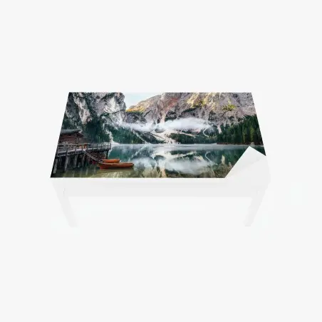 Chapa adhesiva para mesa y escritorio lago alpino con barcas y reflejo sereno – Pixers®