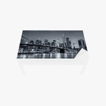 Chapa adhesiva para mesa y escritorio panorama nocturno de Nueva York: Manhattan y puente de Brooklyn – Pixers®