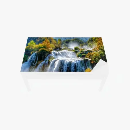 Chapa adhesiva para mesa y escritorio cascada entre bosques otoñales – Pixers®