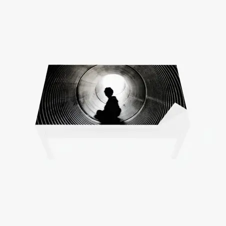 Chapa adhesiva para mesa y escritorio silueta en el túnel de luz – Pixers®