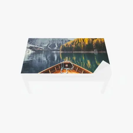 Chapa adhesiva para mesa y escritorio amanecer en Lago di Braies: bote de madera y montañas – Pixers®
