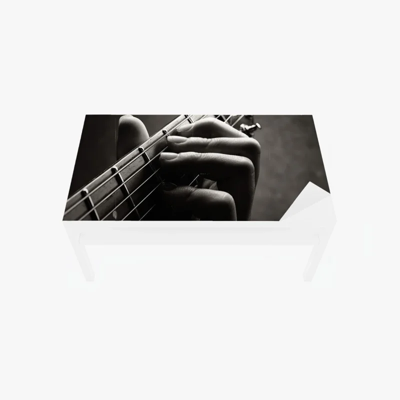 Chapa adhesiva para mesa y escritorio melodía en las cuerdas: detalle de mano guitarrista