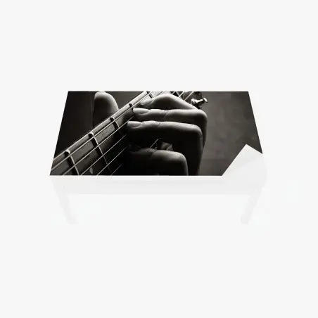 Chapa adhesiva para mesa y escritorio melodía en las cuerdas: detalle de mano guitarrista – Pixers®
