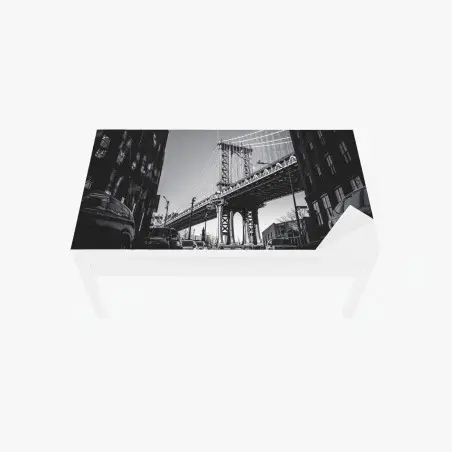Chapa adhesiva para mesa y escritorio vista icónica del puente de Manhattan en blanco y negro – Pixers®