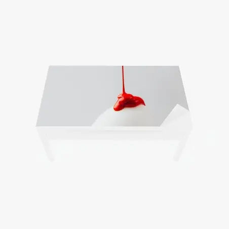 Chapa adhesiva para mesa y escritorio gota roja sobre huevo blanco minimalista – Pixers®
