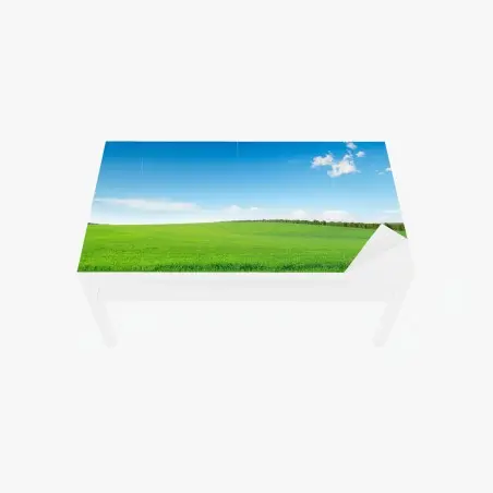Chapa adhesiva para mesa y escritorio paisaje sereno de pradera verde y cielo azul – Pixers®