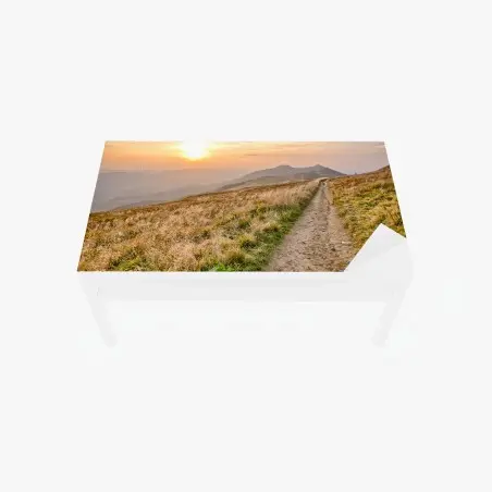 Chapa adhesiva para mesa y escritorio atardecer dorado en Bieszczady, camino entre montañas – Pixers®