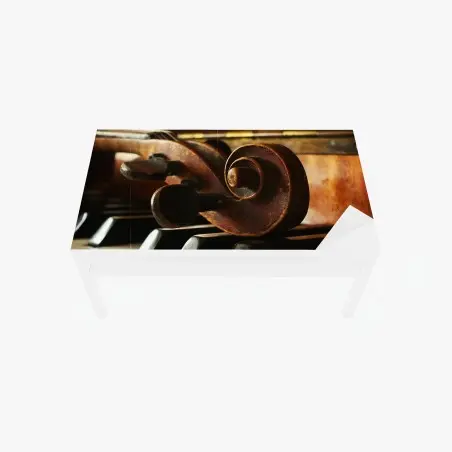 Chapa adhesiva para mesa y escritorio contrastes musicales: detalle de violín sobre piano – Pixers®