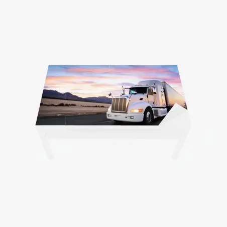 Chapa adhesiva para mesa y escritorio camión en carretera al atardecer – Pixers®