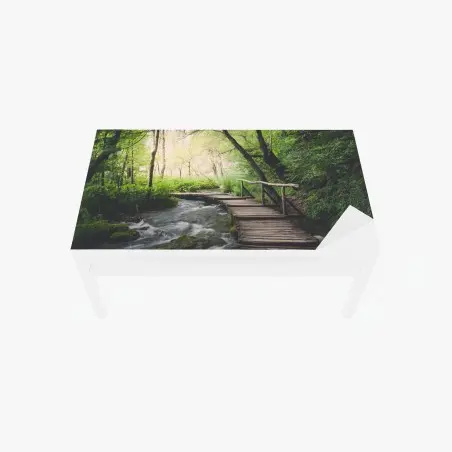 Chapa adhesiva para mesa y escritorio sendero de madera en bosque frondoso junto al río – Pixers®