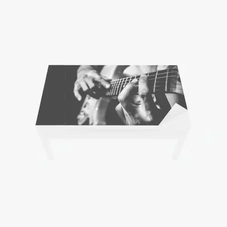 Chapa adhesiva para mesa y escritorio manos sobre el mástil de la guitarra eléctrica – Pixers®