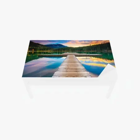 Chapa adhesiva para mesa y escritorio muelle sobre lago montañoso al atardecer – Pixers®