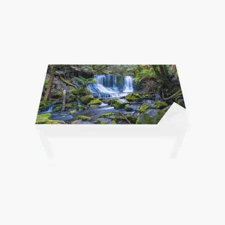 Chapa adhesiva para mesa y escritorio cascada serena en bosque musgoso – Pixers®