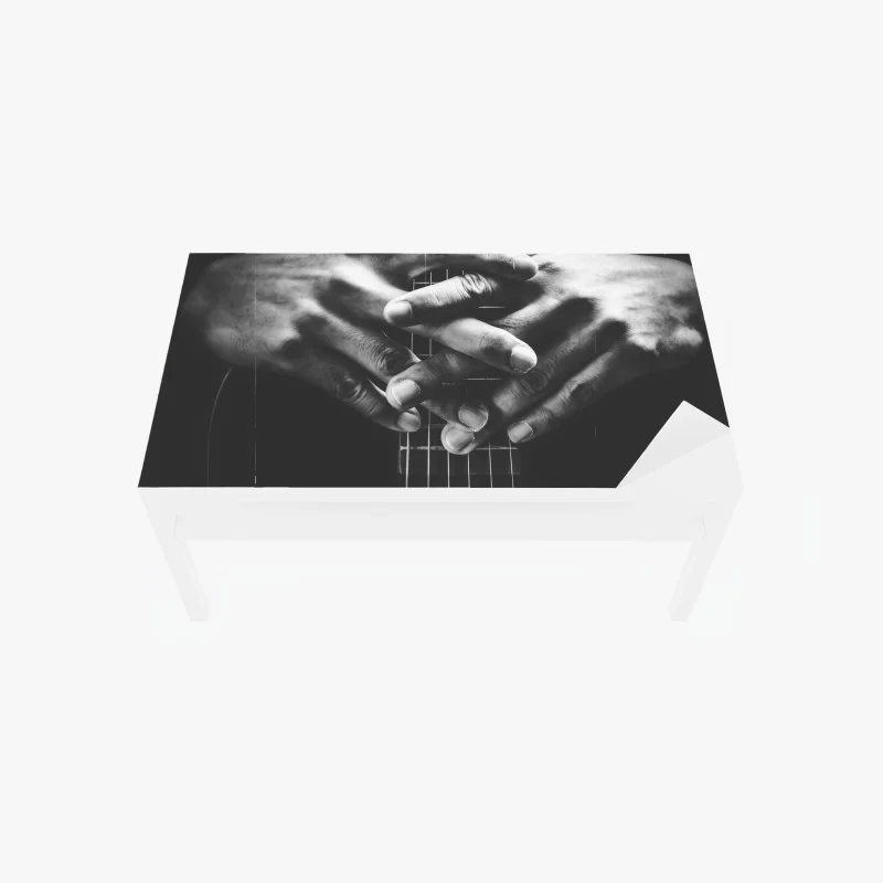 Chapa adhesiva para mesa y escritorio manos entrelazadas sobre el mástil de la guitarra
