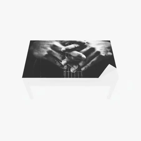 Chapa adhesiva para mesa y escritorio manos entrelazadas sobre el mástil de la guitarra – Pixers®