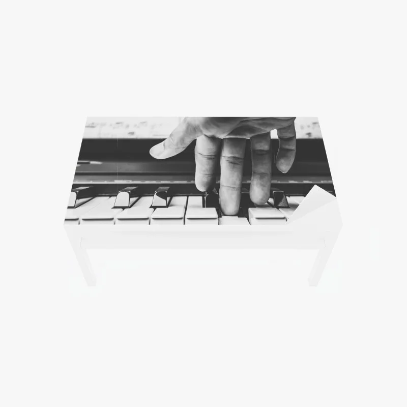 Chapa adhesiva para mesa y escritorio mano tocando el piano en blanco y negro