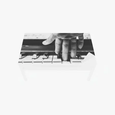 Chapa adhesiva para mesa y escritorio mano tocando el piano en blanco y negro – Pixers®